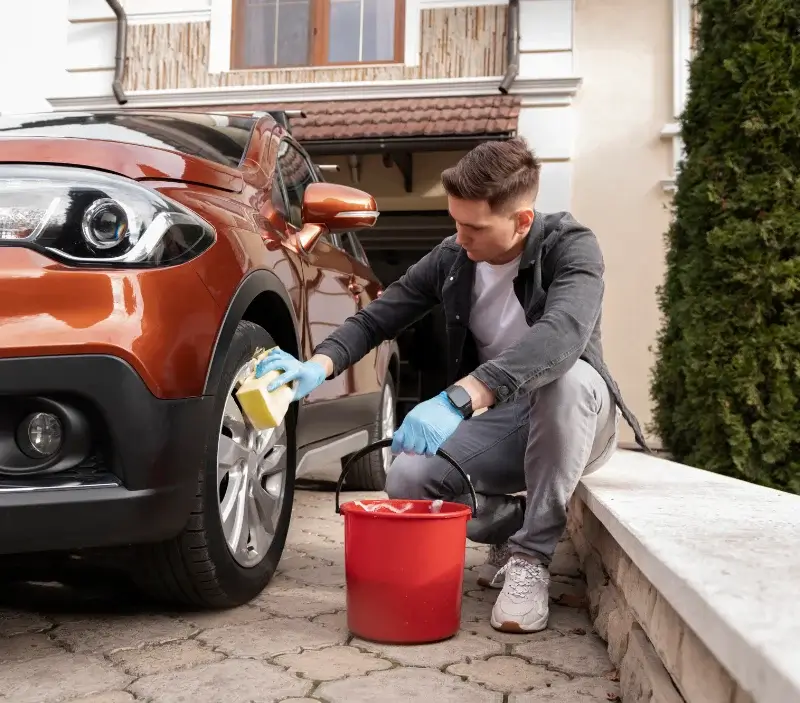 Lavage auto à domicile Moulismes : professionnel intervenant sur un véhicule